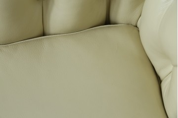 中古　超美品　ほぼ新品　入手困難商品　SUNTON(サントン)社　Huntington(ハンティントン)シリーズ　本革(レザー)　上質な空間づくりに取り入れたいチェスターフィールドソファ　(R-082054)