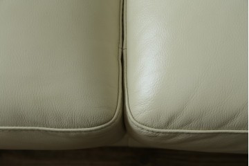 中古　超美品　ほぼ新品　入手困難商品　SUNTON(サントン)社　Huntington(ハンティントン)シリーズ　本革(レザー)　上質な空間づくりに取り入れたいチェスターフィールドソファ　(R-082054)