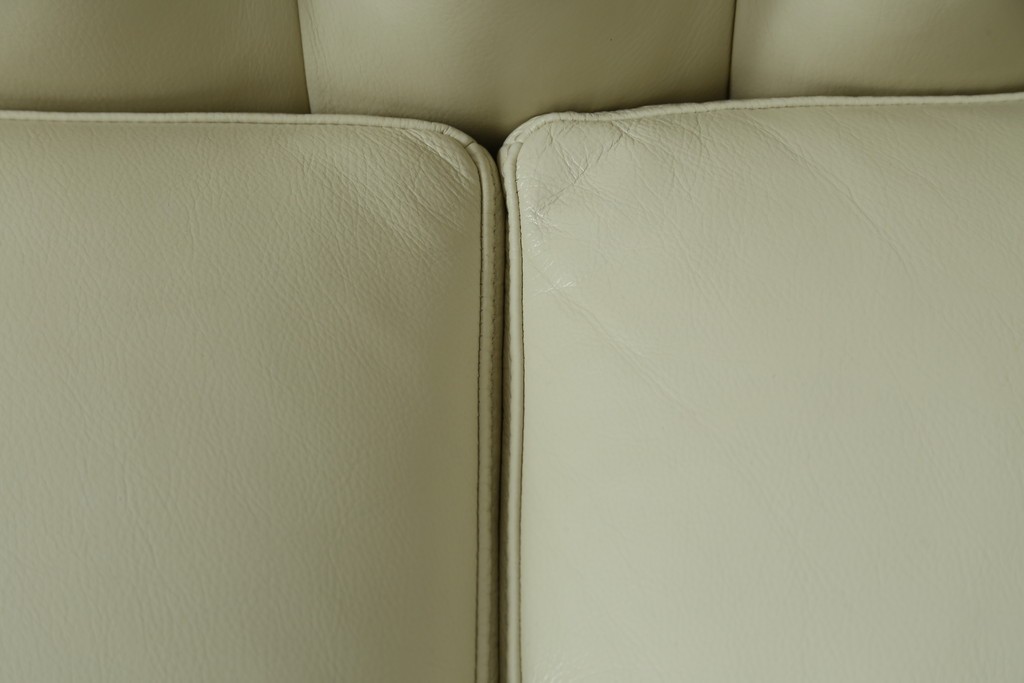 中古　超美品　ほぼ新品　入手困難商品　SUNTON(サントン)社　Huntington(ハンティントン)シリーズ　本革(レザー)　上質な空間づくりに取り入れたいチェスターフィールドソファ　(R-082054)