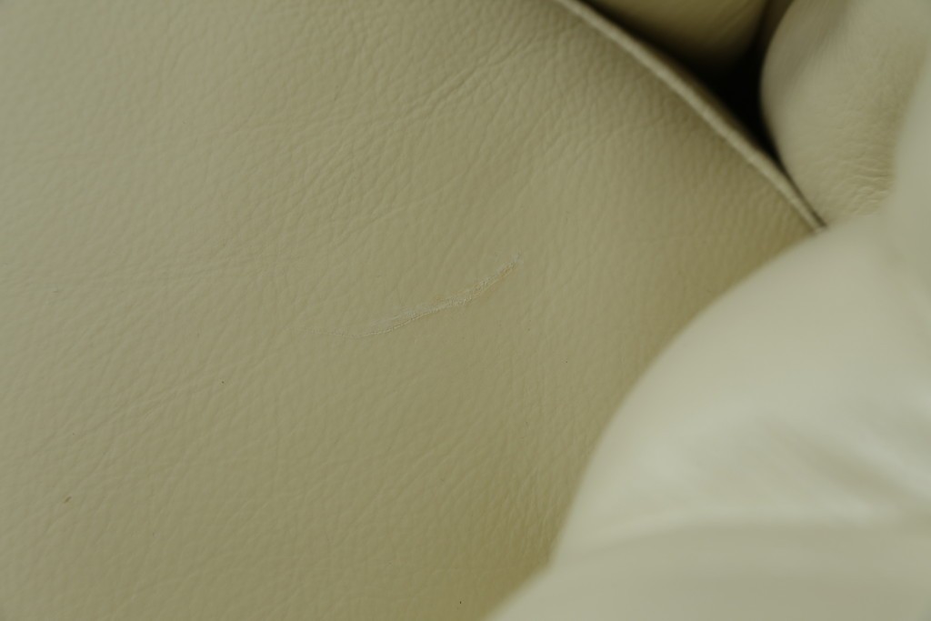 中古　超美品　ほぼ新品　入手困難商品　SUNTON(サントン)社　Huntington(ハンティントン)シリーズ　本革(レザー)　上質な空間づくりに取り入れたいチェスターフィールドソファ　(R-082054)