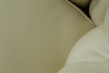 中古　超美品　ほぼ新品　入手困難商品　SUNTON(サントン)社　Huntington(ハンティントン)シリーズ　本革(レザー)　上質な空間づくりに取り入れたいチェスターフィールドソファ　(R-082054)