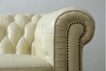 中古　超美品　ほぼ新品　入手困難商品　SUNTON(サントン)社　Huntington(ハンティントン)シリーズ　本革(レザー)　上質な空間づくりに取り入れたいチェスターフィールドソファ　(R-082054)