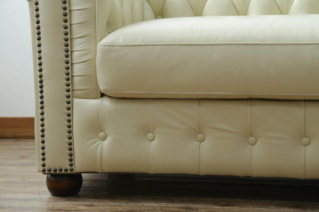 中古　超美品　ほぼ新品　入手困難商品　SUNTON(サントン)社　Huntington(ハンティントン)シリーズ　本革(レザー)　上質な空間づくりに取り入れたいチェスターフィールドソファ　(R-082054)