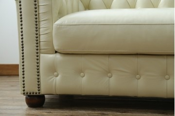 中古　超美品　ほぼ新品　入手困難商品　SUNTON(サントン)社　Huntington(ハンティントン)シリーズ　本革(レザー)　上質な空間づくりに取り入れたいチェスターフィールドソファ　(R-082054)