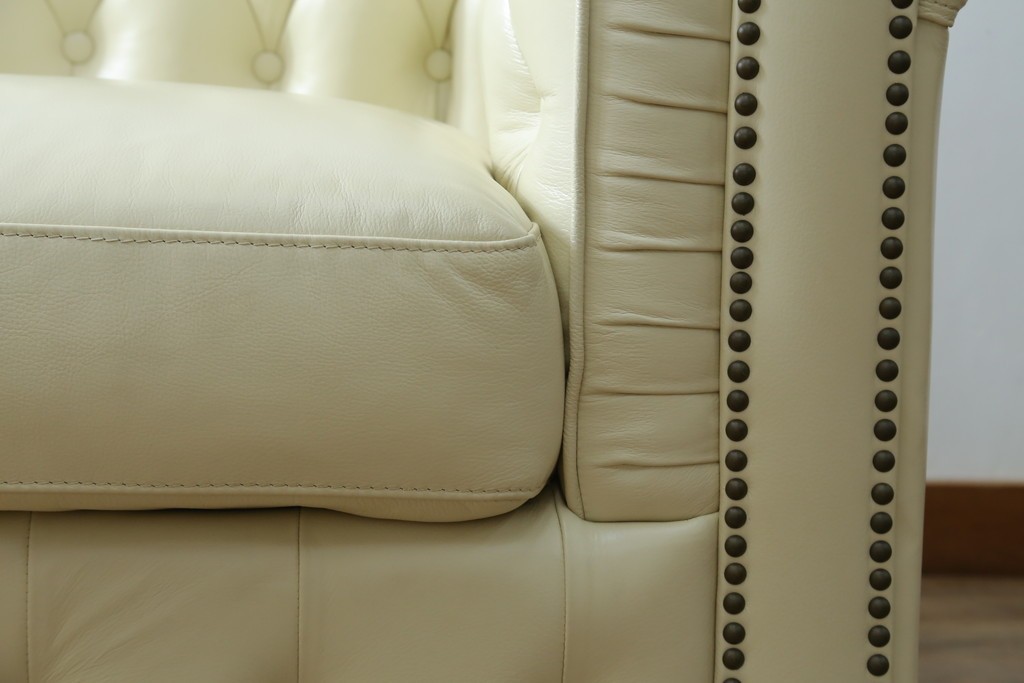 中古　超美品　ほぼ新品　入手困難商品　SUNTON(サントン)社　Huntington(ハンティントン)シリーズ　本革(レザー)　上質な空間づくりに取り入れたいチェスターフィールドソファ　(R-082054)