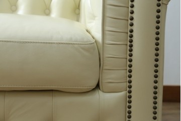 中古　超美品　ほぼ新品　入手困難商品　SUNTON(サントン)社　Huntington(ハンティントン)シリーズ　本革(レザー)　上質な空間づくりに取り入れたいチェスターフィールドソファ　(R-082054)