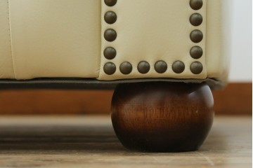 中古　超美品　ほぼ新品　入手困難商品　SUNTON(サントン)社　Huntington(ハンティントン)シリーズ　本革(レザー)　上質な空間づくりに取り入れたいチェスターフィールドソファ　(R-082054)