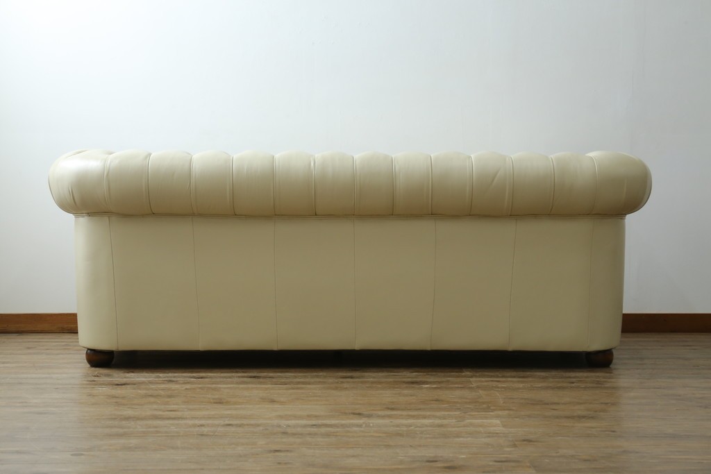 中古　超美品　ほぼ新品　入手困難商品　SUNTON(サントン)社　Huntington(ハンティントン)シリーズ　本革(レザー)　上質な空間づくりに取り入れたいチェスターフィールドソファ　(R-082054)