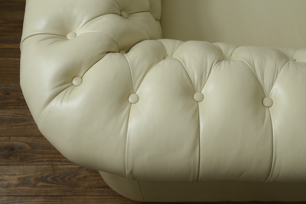 中古　超美品　ほぼ新品　入手困難商品　SUNTON(サントン)社　Huntington(ハンティントン)シリーズ　本革(レザー)　上質な空間づくりに取り入れたいチェスターフィールドソファ　(R-082054)