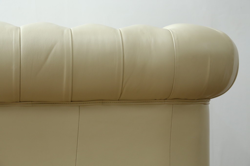 中古　超美品　ほぼ新品　入手困難商品　SUNTON(サントン)社　Huntington(ハンティントン)シリーズ　本革(レザー)　上質な空間づくりに取り入れたいチェスターフィールドソファ　(R-082054)