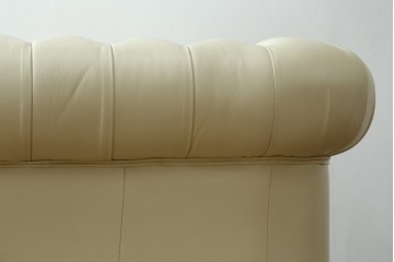 中古　超美品　ほぼ新品　入手困難商品　SUNTON(サントン)社　Huntington(ハンティントン)シリーズ　本革(レザー)　上質な空間づくりに取り入れたいチェスターフィールドソファ　(R-082054)