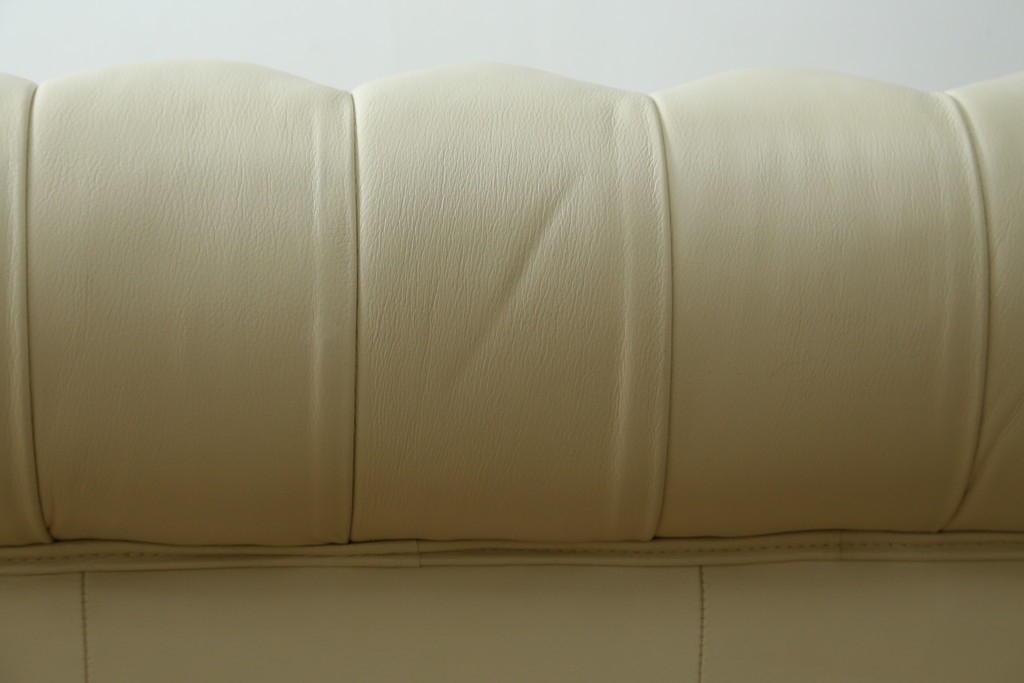 中古　超美品　ほぼ新品　入手困難商品　SUNTON(サントン)社　Huntington(ハンティントン)シリーズ　本革(レザー)　上質な空間づくりに取り入れたいチェスターフィールドソファ　(R-082054)