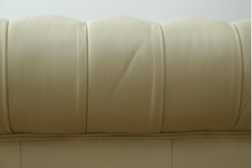 中古　超美品　ほぼ新品　入手困難商品　SUNTON(サントン)社　Huntington(ハンティントン)シリーズ　本革(レザー)　上質な空間づくりに取り入れたいチェスターフィールドソファ　(R-082054)