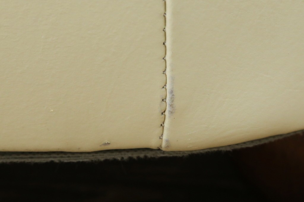 中古　超美品　ほぼ新品　入手困難商品　SUNTON(サントン)社　Huntington(ハンティントン)シリーズ　本革(レザー)　上質な空間づくりに取り入れたいチェスターフィールドソファ　(R-082054)