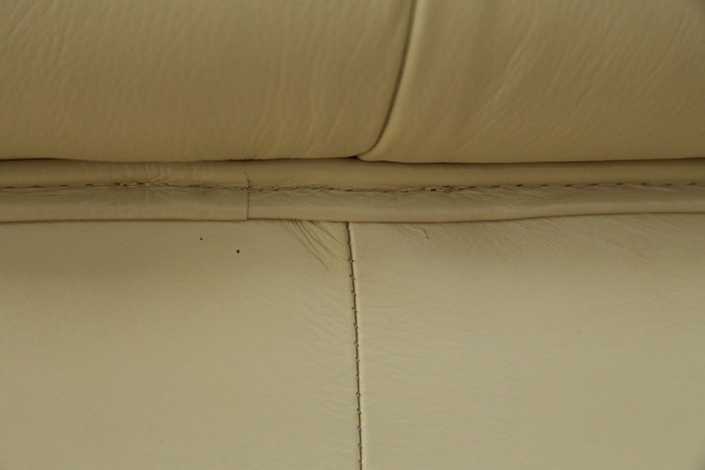 中古　超美品　ほぼ新品　入手困難商品　SUNTON(サントン)社　Huntington(ハンティントン)シリーズ　本革(レザー)　上質な空間づくりに取り入れたいチェスターフィールドソファ　(R-082054)