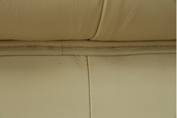 中古　超美品　ほぼ新品　入手困難商品　SUNTON(サントン)社　Huntington(ハンティントン)シリーズ　本革(レザー)　上質な空間づくりに取り入れたいチェスターフィールドソファ　(R-082054)