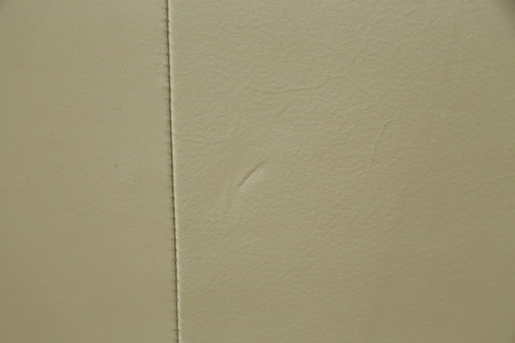 中古　超美品　ほぼ新品　入手困難商品　SUNTON(サントン)社　Huntington(ハンティントン)シリーズ　本革(レザー)　上質な空間づくりに取り入れたいチェスターフィールドソファ　(R-082054)