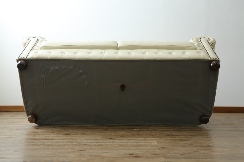 中古　超美品　ほぼ新品　入手困難商品　SUNTON(サントン)社　Huntington(ハンティントン)シリーズ　本革(レザー)　上質な空間づくりに取り入れたいチェスターフィールドソファ　(R-082054)