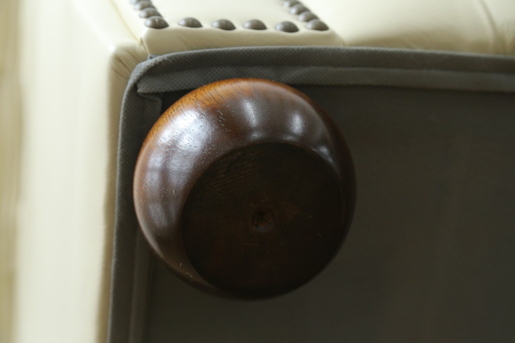 中古　超美品　ほぼ新品　入手困難商品　SUNTON(サントン)社　Huntington(ハンティントン)シリーズ　本革(レザー)　上質な空間づくりに取り入れたいチェスターフィールドソファ　(R-082054)