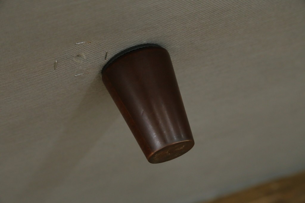 中古　超美品　ほぼ新品　入手困難商品　SUNTON(サントン)社　Huntington(ハンティントン)シリーズ　本革(レザー)　上質な空間づくりに取り入れたいチェスターフィールドソファ　(R-082054)