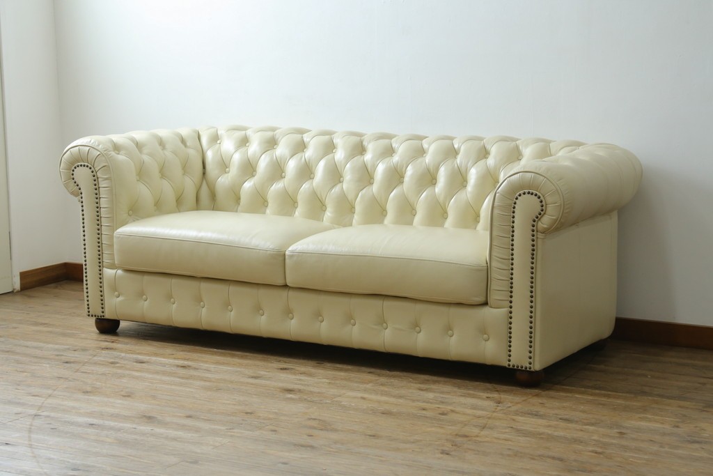 中古　超美品　ほぼ新品　入手困難商品　SUNTON(サントン)社　Huntington(ハンティントン)シリーズ　本革(レザー)　上質な空間づくりに取り入れたいチェスターフィールドソファ　(R-082056)