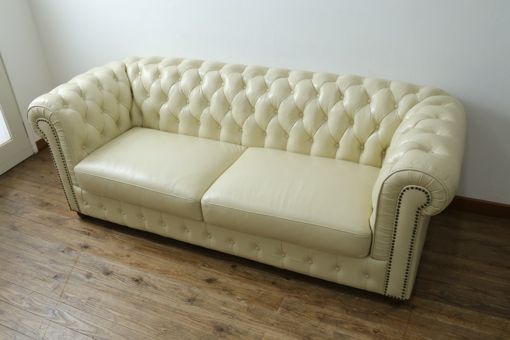 中古　超美品　ほぼ新品　入手困難商品　SUNTON(サントン)社　Huntington(ハンティントン)シリーズ　本革(レザー)　上質な空間づくりに取り入れたいチェスターフィールドソファ　(R-082056)