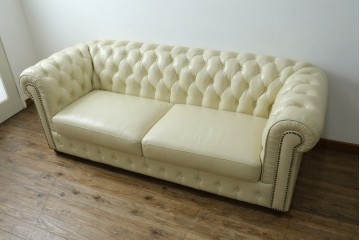 中古　超美品　ほぼ新品　入手困難商品　SUNTON(サントン)社　Huntington(ハンティントン)シリーズ　本革(レザー)　上質な空間づくりに取り入れたいチェスターフィールドソファ　(R-082056)