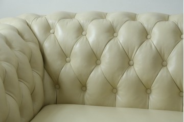 中古　超美品　ほぼ新品　入手困難商品　SUNTON(サントン)社　Huntington(ハンティントン)シリーズ　本革(レザー)　上質な空間づくりに取り入れたいチェスターフィールドソファ　(R-082056)