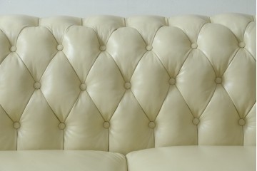 中古　超美品　ほぼ新品　入手困難商品　SUNTON(サントン)社　Huntington(ハンティントン)シリーズ　本革(レザー)　上質な空間づくりに取り入れたいチェスターフィールドソファ　(R-082056)