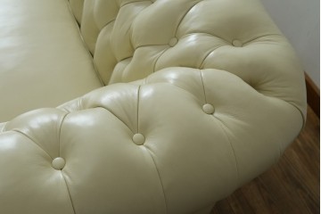 中古　超美品　ほぼ新品　入手困難商品　SUNTON(サントン)社　Huntington(ハンティントン)シリーズ　本革(レザー)　上質な空間づくりに取り入れたいチェスターフィールドソファ　(R-082056)