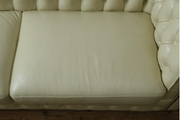 中古　超美品　ほぼ新品　入手困難商品　SUNTON(サントン)社　Huntington(ハンティントン)シリーズ　本革(レザー)　上質な空間づくりに取り入れたいチェスターフィールドソファ　(R-082056)