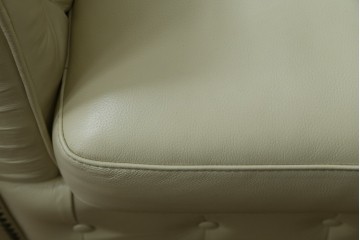 中古　超美品　ほぼ新品　入手困難商品　SUNTON(サントン)社　Huntington(ハンティントン)シリーズ　本革(レザー)　上質な空間づくりに取り入れたいチェスターフィールドソファ　(R-082056)