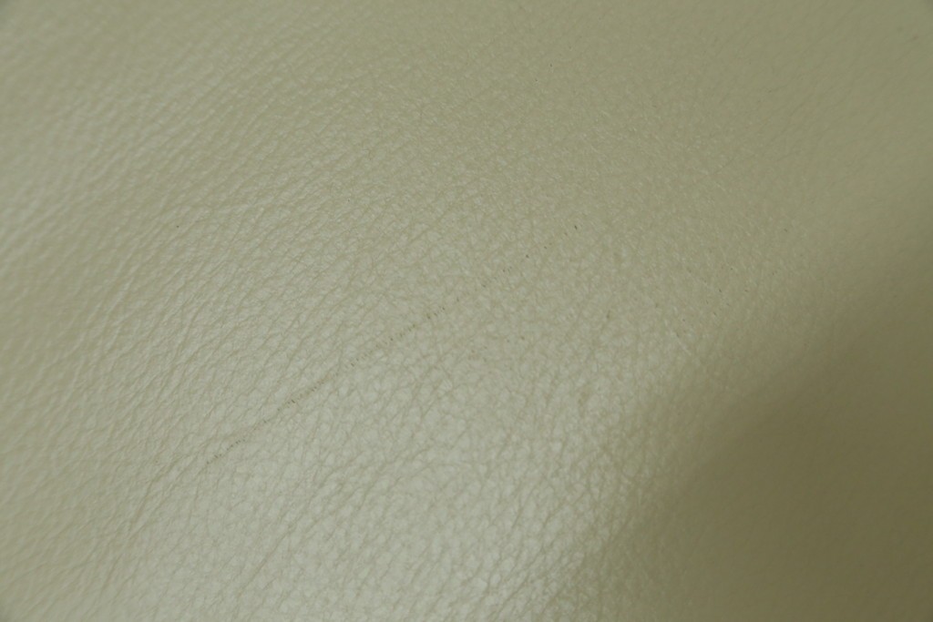 中古　超美品　ほぼ新品　入手困難商品　SUNTON(サントン)社　Huntington(ハンティントン)シリーズ　本革(レザー)　上質な空間づくりに取り入れたいチェスターフィールドソファ　(R-082056)
