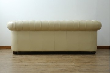 中古　超美品　ほぼ新品　入手困難商品　SUNTON(サントン)社　Huntington(ハンティントン)シリーズ　本革(レザー)　上質な空間づくりに取り入れたいチェスターフィールドソファ　(R-082056)