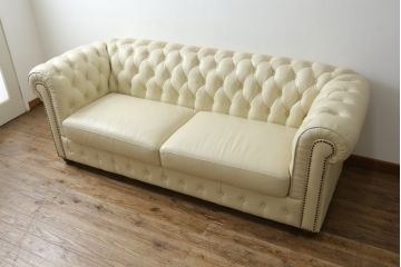中古　超美品　ほぼ新品　入手困難商品　SUNTON(サントン)社　Huntington(ハンティントン)シリーズ　本革(レザー)　上質な空間づくりに取り入れたいチェスターフィールドソファ(2P、2.5P、3P、2人掛け、2.5人掛け、3人掛け)(R-082056)