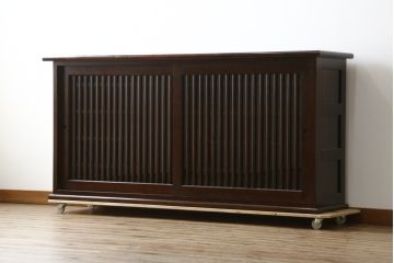 中古　希少な廃番品　九州民芸家具　格子入り　落ち着いた色合いが大人な雰囲気を醸し出す水屋箪笥サイドボード(下駄箱、収納棚、戸棚、キャビネット、食器棚、店舗什器)(R-082057)