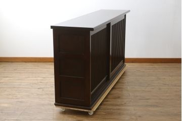 中古　希少な廃番品　九州民芸家具　格子入り　落ち着いた色合いが大人な雰囲気を醸し出す水屋箪笥サイドボード(下駄箱、収納棚、戸棚、キャビネット、食器棚、店舗什器)(R-082057)