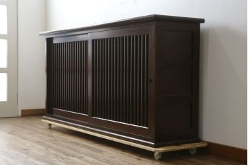 中古　希少な廃番品　九州民芸家具　格子入り　落ち着いた色合いが大人な雰囲気を醸し出す水屋箪笥サイドボード(下駄箱、収納棚、戸棚、キャビネット、食器棚、店舗什器)(R-082057)