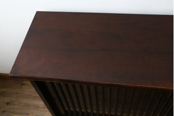 中古　希少な廃番品　九州民芸家具　格子入り　落ち着いた色合いが大人な雰囲気を醸し出す水屋箪笥サイドボード(下駄箱、収納棚、戸棚、キャビネット、食器棚、店舗什器)(R-082057)