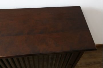 中古　希少な廃番品　九州民芸家具　格子入り　落ち着いた色合いが大人な雰囲気を醸し出す水屋箪笥サイドボード(下駄箱、収納棚、戸棚、キャビネット、食器棚、店舗什器)(R-082057)