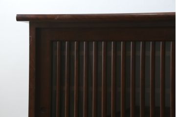 中古　希少な廃番品　九州民芸家具　格子入り　落ち着いた色合いが大人な雰囲気を醸し出す水屋箪笥サイドボード(下駄箱、収納棚、戸棚、キャビネット、食器棚、店舗什器)(R-082057)