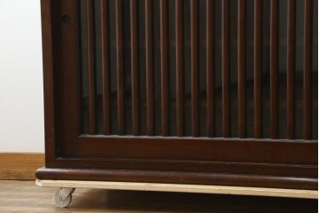 中古　希少な廃番品　九州民芸家具　格子入り　落ち着いた色合いが大人な雰囲気を醸し出す水屋箪笥サイドボード(下駄箱、収納棚、戸棚、キャビネット、食器棚、店舗什器)(R-082057)