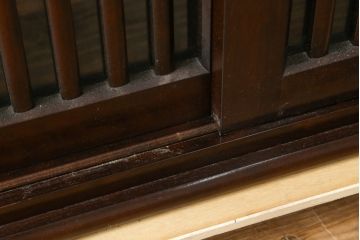 中古　希少な廃番品　九州民芸家具　格子入り　落ち着いた色合いが大人な雰囲気を醸し出す水屋箪笥サイドボード(下駄箱、収納棚、戸棚、キャビネット、食器棚、店舗什器)(R-082057)
