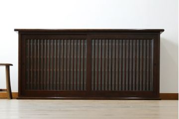 中古　希少な廃番品　九州民芸家具　格子入り　落ち着いた色合いが大人な雰囲気を醸し出す水屋箪笥サイドボード(下駄箱、収納棚、戸棚、キャビネット、食器棚、店舗什器)(R-082057)