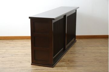 中古　希少な廃番品　九州民芸家具　格子入り　落ち着いた色合いが大人な雰囲気を醸し出す水屋箪笥サイドボード(下駄箱、収納棚、戸棚、キャビネット、食器棚、店舗什器)(R-082057)