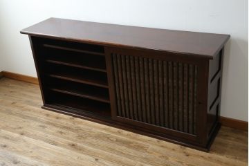 中古　希少な廃番品　九州民芸家具　格子入り　落ち着いた色合いが大人な雰囲気を醸し出す水屋箪笥サイドボード(下駄箱、収納棚、戸棚、キャビネット、食器棚、店舗什器)(R-082057)