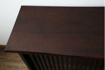 中古　希少な廃番品　九州民芸家具　格子入り　落ち着いた色合いが大人な雰囲気を醸し出す水屋箪笥サイドボード(下駄箱、収納棚、戸棚、キャビネット、食器棚、店舗什器)(R-082057)