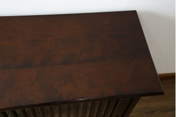 中古　希少な廃番品　九州民芸家具　格子入り　落ち着いた色合いが大人な雰囲気を醸し出す水屋箪笥サイドボード(下駄箱、収納棚、戸棚、キャビネット、食器棚、店舗什器)(R-082057)