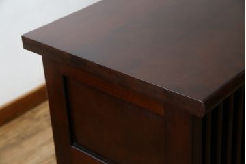 中古　希少な廃番品　九州民芸家具　格子入り　落ち着いた色合いが大人な雰囲気を醸し出す水屋箪笥サイドボード(下駄箱、収納棚、戸棚、キャビネット、食器棚、店舗什器)(R-082057)