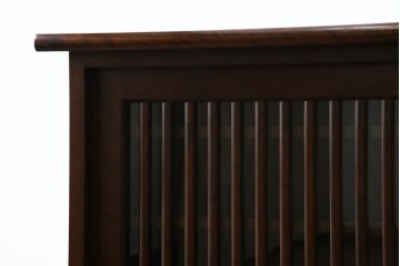 中古　希少な廃番品　九州民芸家具　格子入り　落ち着いた色合いが大人な雰囲気を醸し出す水屋箪笥サイドボード(下駄箱、収納棚、戸棚、キャビネット、食器棚、店舗什器)(R-082057)